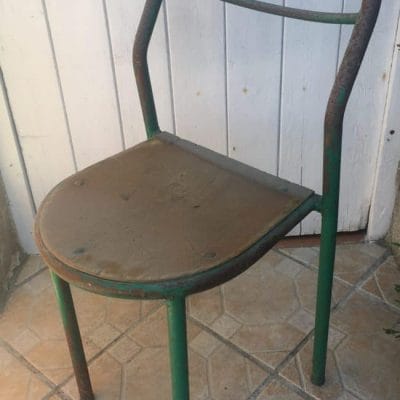 A vendre lot de 5 chaises anciennes design des années 50 de René HERBST pour Mobilor. Photo de la brocante de Castres.
