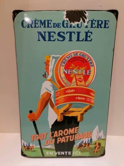 Vintage French Art brocante à castres propose une plaque émaillée Nestlé à la vente