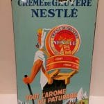 Vintage French Art brocante à castres propose une plaque émaillée Nestlé à la vente