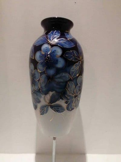 Vase Art Déco en porcelaine émaillée bleue et or à décor fleurs stylisées signé par Camille THARAUD (1878-1954) à Limoges. vu plus loin Brocante Castres
