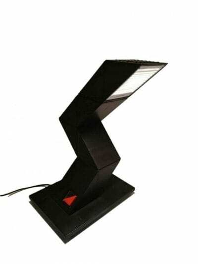Lampe de bureau Zig Zag des années 80 désignée par Chan Shui pour E-lite. Cette authentique lampe vintage indémodable est en très bon état esthétique et de fonctionnement | brocante en ligne | brocante castres | Vintage French Art