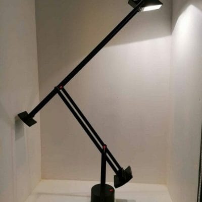 Vue de face de la lampe vintage de bureau Tizio par Richard Sapper pour Artemide | brocante castres | Antiquaire à Castres