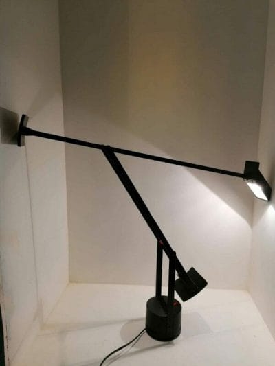 Vue plongeante de la lampe vintage de bureau Tizio par Richard Sapper pour Artemide | brocante castres | Antiquaire à Castres