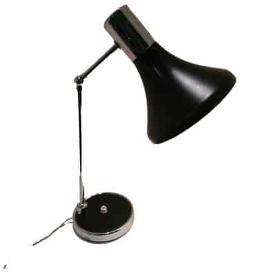 Lampe vintage au design scandinave des années 50/60 par ARNE JACOBSEN. Acier laqué noir et chrome. Orientable dans différentes positions par ses deux rotules. Vue d'ensemble