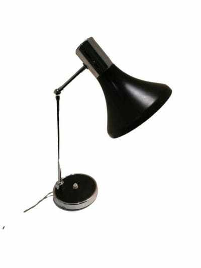 Lampe vintage au design scandinave des années 50/60 par ARNE JACOBSEN. Acier laqué noir et chrome. Orientable dans différentes positions par ses deux rotules. Vue d'ensemble