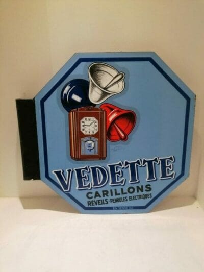 VEDETTE  Capiello : Ancienne plaque émaillée face avant de 1951 mise en vente par la brocante en ligne vintage french art. Vue de face