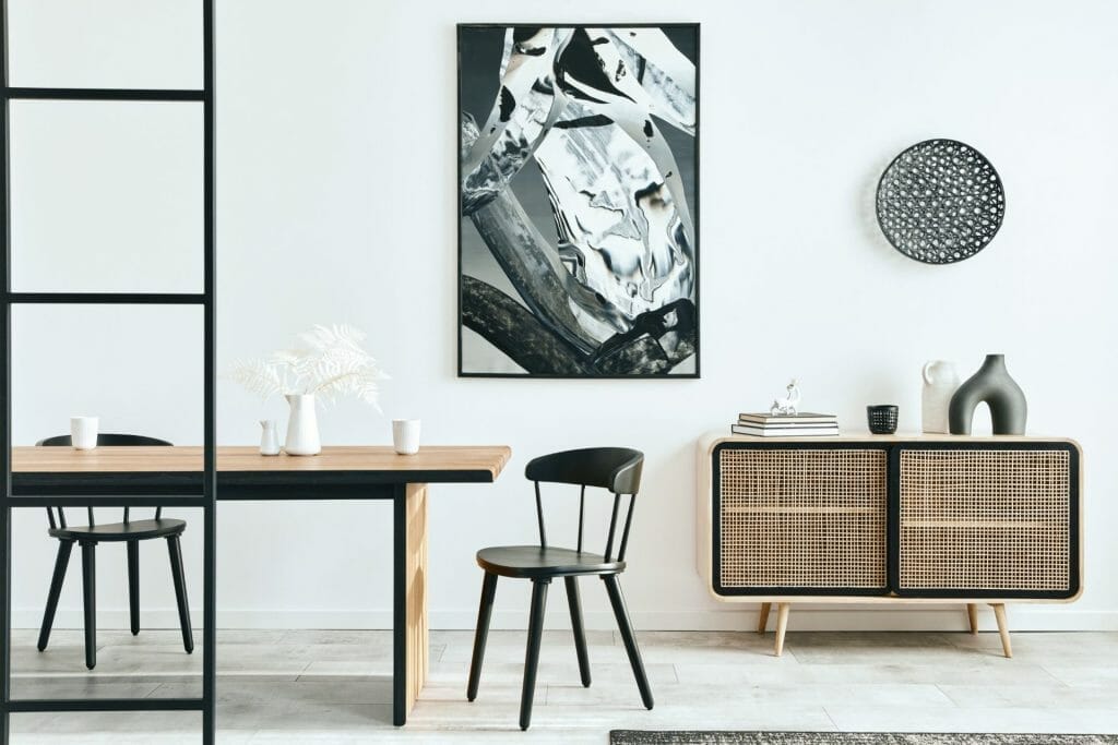 Cuisine scandinave moderne avec commode en bois, table design, chaises, tapis, peintures abstraites