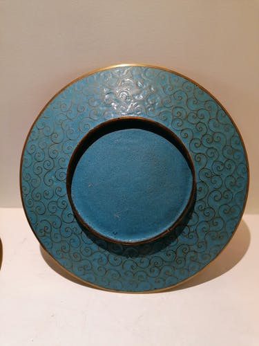 Paire d'assiettes décoratives en émail et laiton multicolores