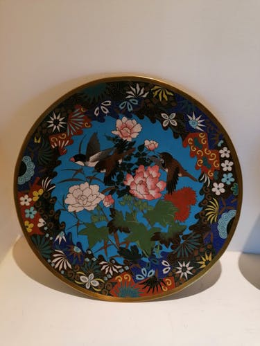 Paire d'assiettes décoratives en émail et laiton multicolores